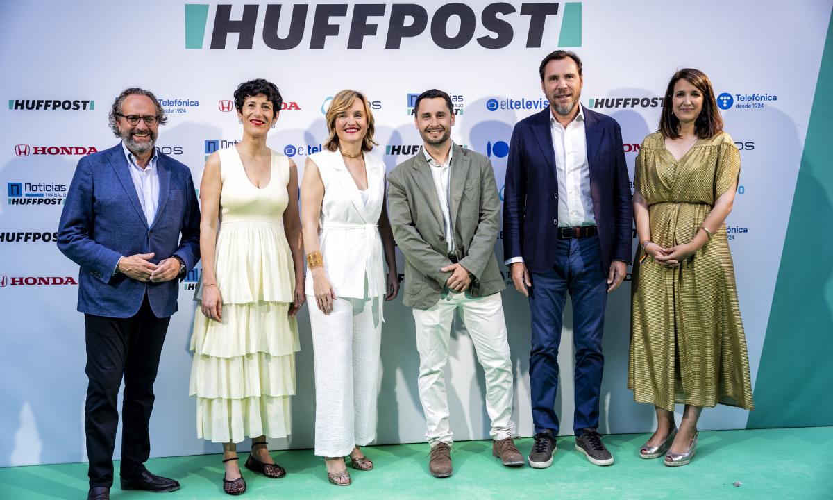 Las ministras Elma Saiz, Pilar Alegría y el ministro Óscar Puente posando en el photocall.