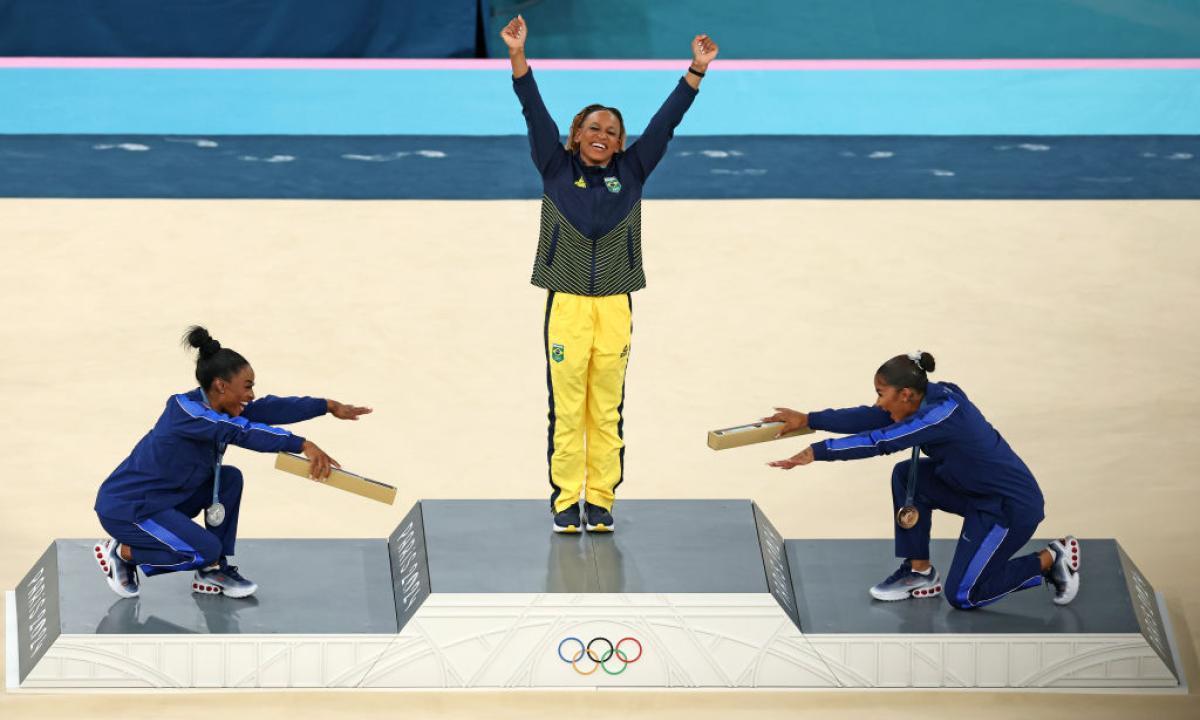 Las estadounidenses Simone Biles, medalla de plata, y Jordan Chiles, medalla de bronce, se rinden al oro de Rebeca Andrade en la final de suelo individual.