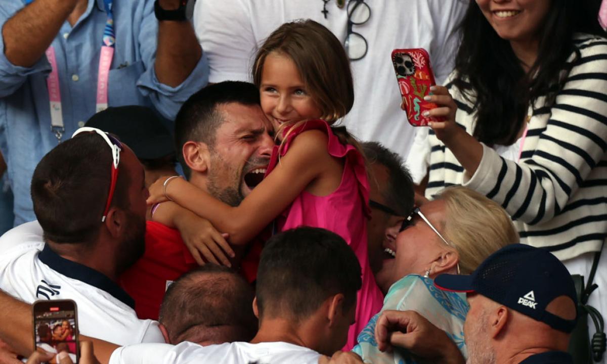 Novac Djokovic corrió a celebrar con su familia su medalla de oro en la final de tenis y protagonizó este emocionante abrazo con su hija Tara.