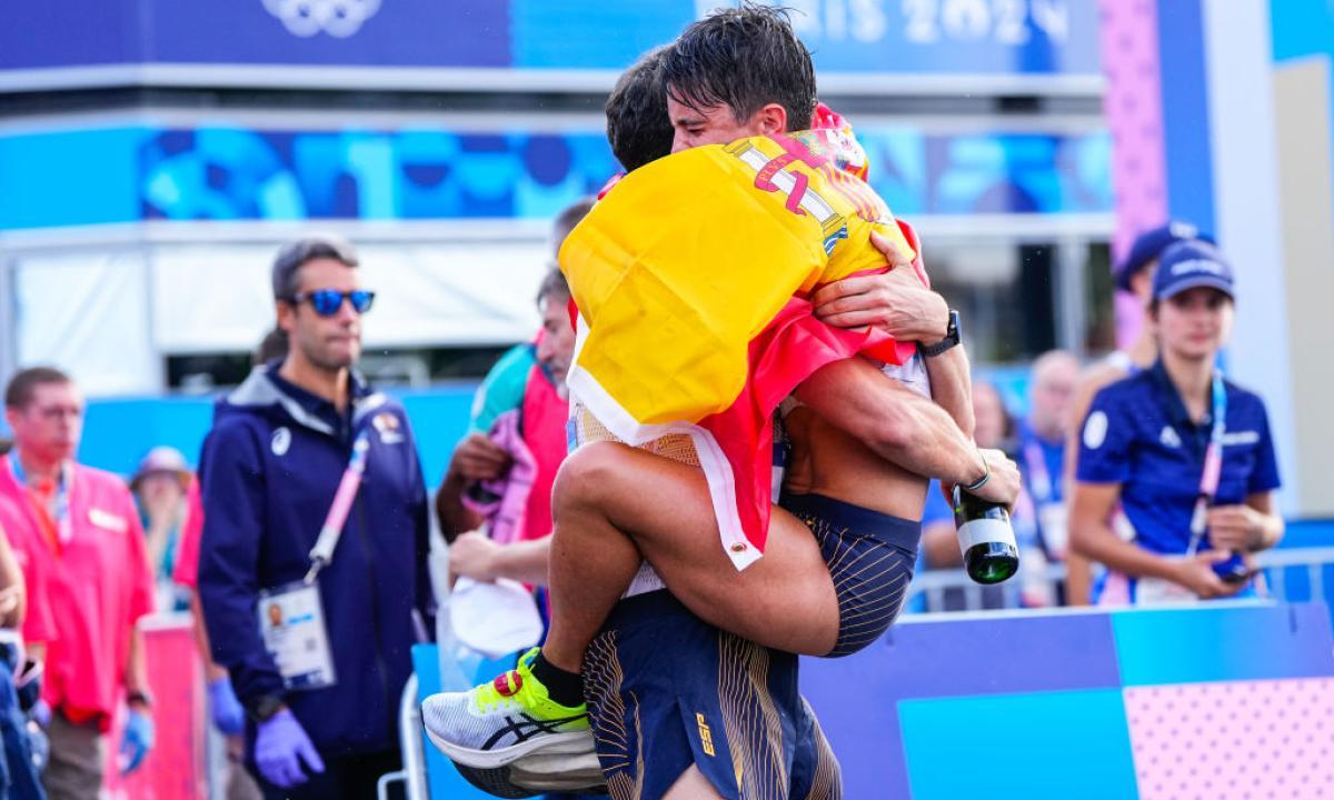 El emocionante abrazo de Maria Perez y Alvaro Martin tras proclamarse medalla de oro en maratón mixto de marcha.