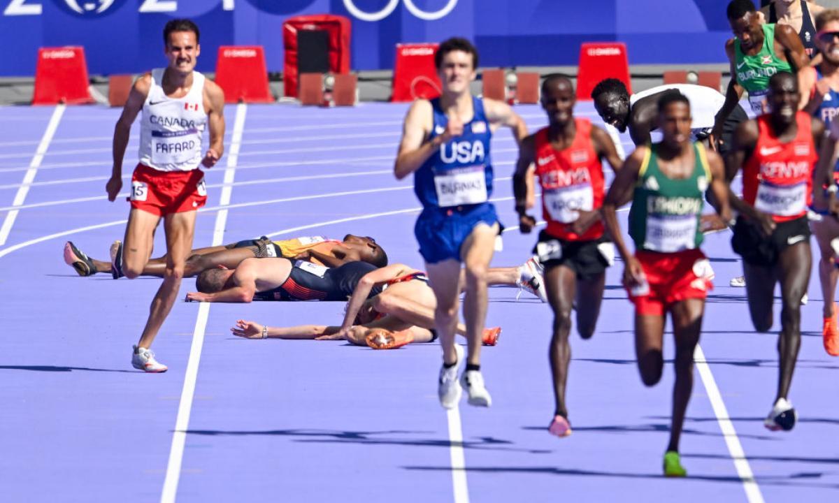 La caída del corredor español Ndikumwenayo, el británico George Mills, el atleta del Equipo Olímpico de Refugiados Dominic Lokinyomo Lobalu y el neerlandés Mike Foppen marcó la carrera de clasifición de los 5.000.