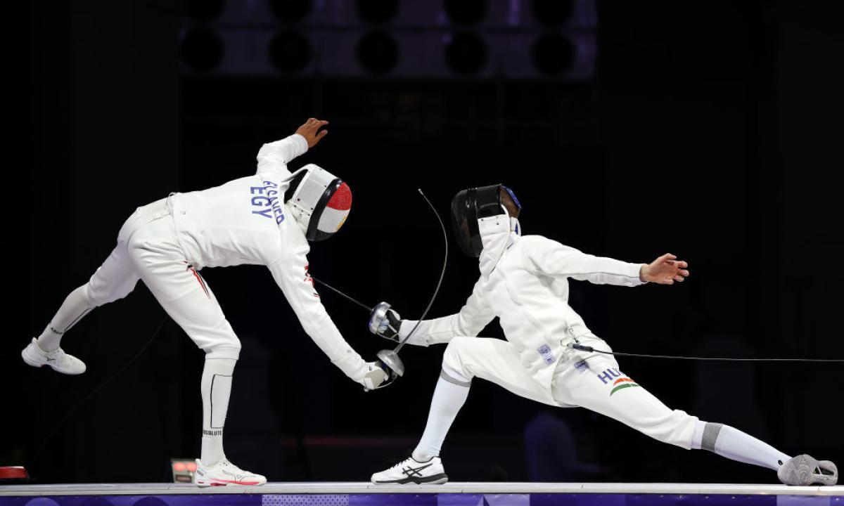 Tibor Andrasfi de Hungría y Mohamed Elsayed de Egipto durante el combate por la medalla de bronce individual en el Gran Palais.