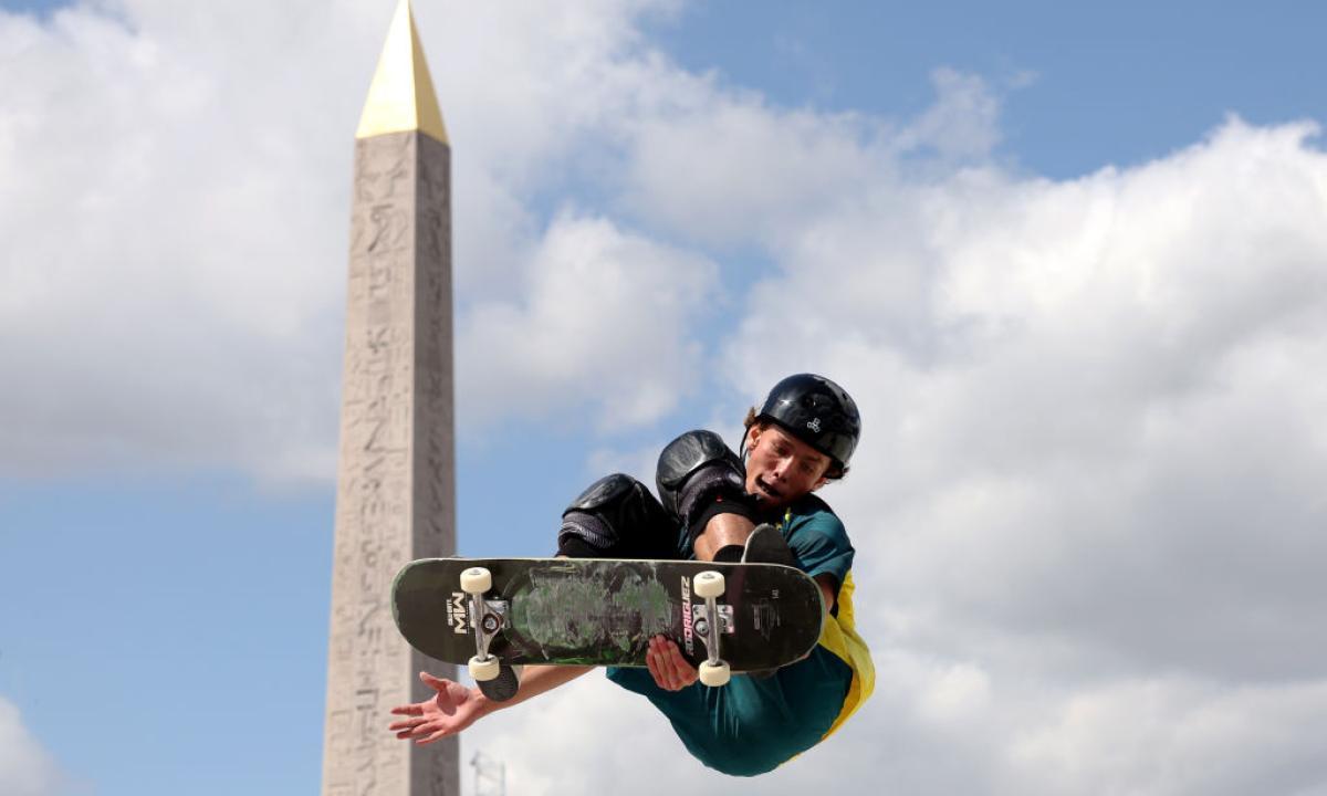 Ante el Obelisco de Luxor tuvo lugar la competición de skateboarding y las piruetas de los deportistas dejaron espectaculares instantáneas como esta.