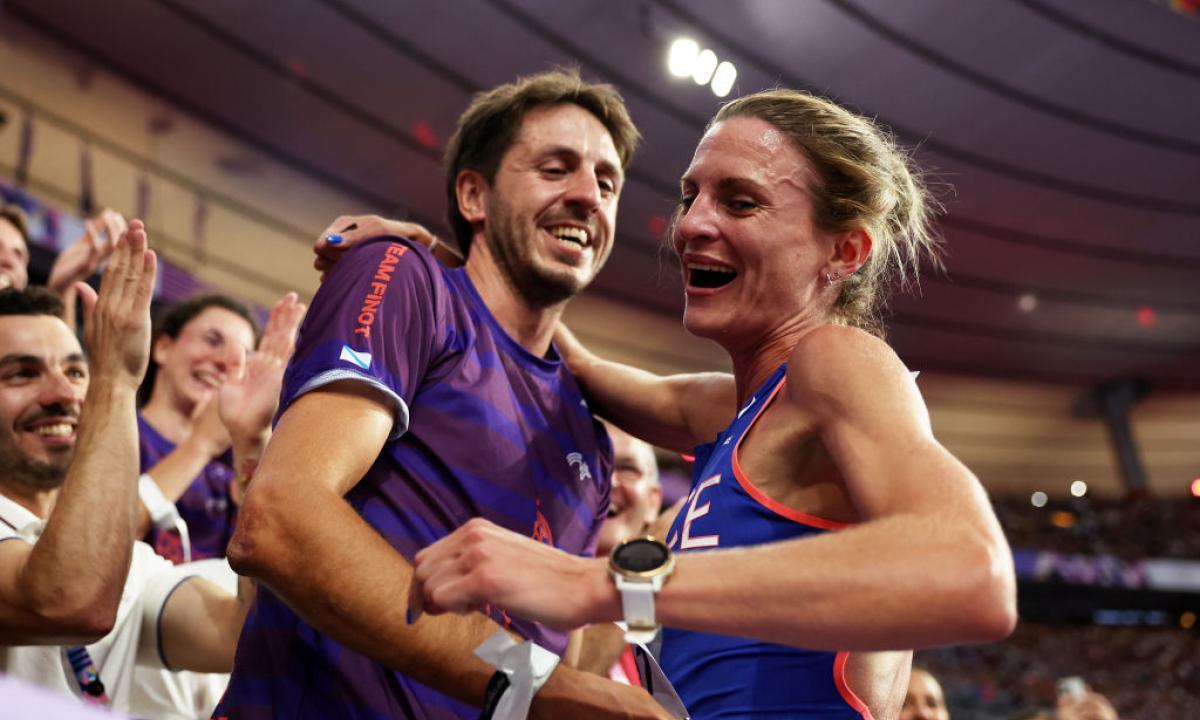 La atleta francesa Alice Finot, tras batir el récord europeo en la final de los 3.000 obstáculos —quedó cuarta en la final—, se acercó a grada y pidió pidió matrimonio a su novio.