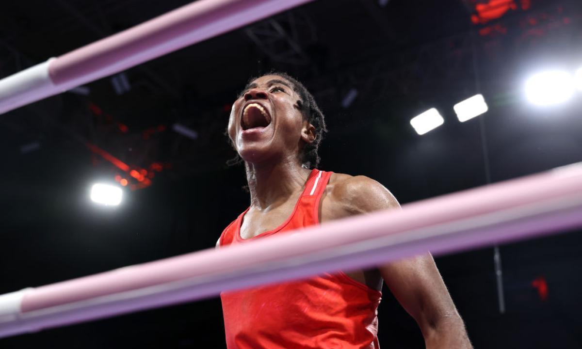 La boxeadora Cindy Winner Djankeu Ngamba hizo historia al conseguir la única medalla del Equipo Olímpico de Refugiados. Cindy Ngamba no puede volver a Camerún porque es homosexual.