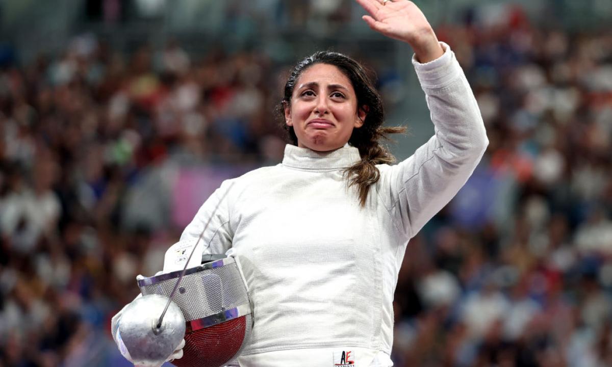 La esgrimista egipcia Nada Hafez participó en París 2024 embarazada de siete meses, secreto que desveló cuando fue eliminada en octavos:  "Lo que parecen dos jugadores en el podio, ¡en realidad eran tres!".