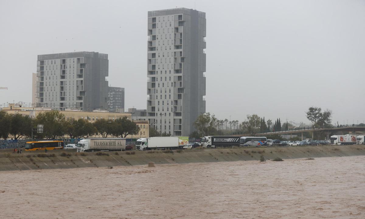 Vista general del nuevo cauce del Turia junto a la V-30 atascada a su paso por el barrio de La Torre de Valencia.