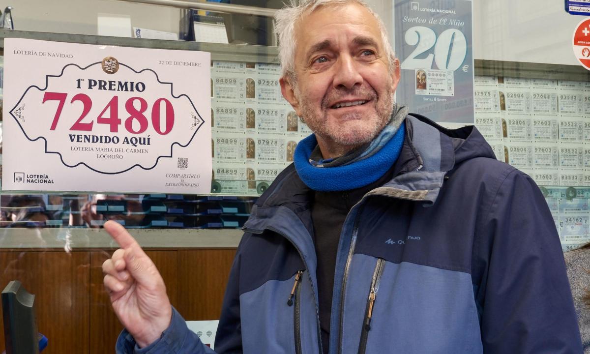 El actor riojano del anuncio de este año de la Lotería de Navidad, Amadeo Marín, en la puerta de la administración de Logroño