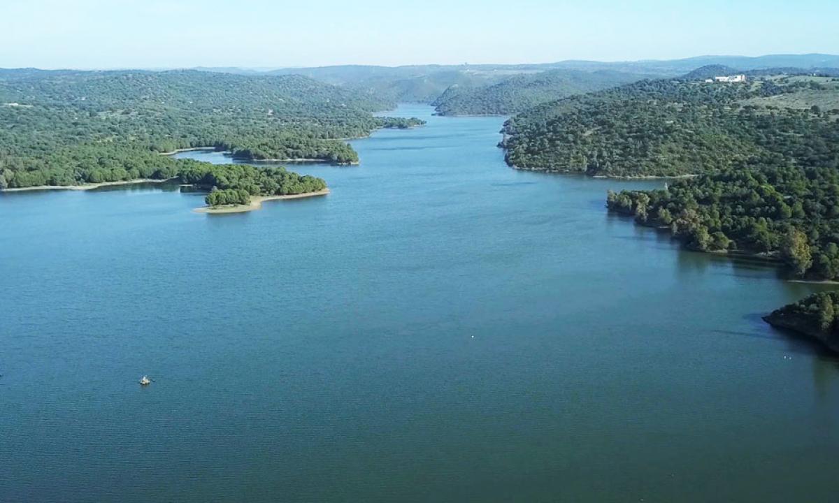 noticiaspuertosantacruz.com.ar - Imagen extraida de: https://www.huffingtonpost.es//sociedad/el-embalse-reservas-agua-rebosar-situado-zona-mas-castigada-sequiabr.html