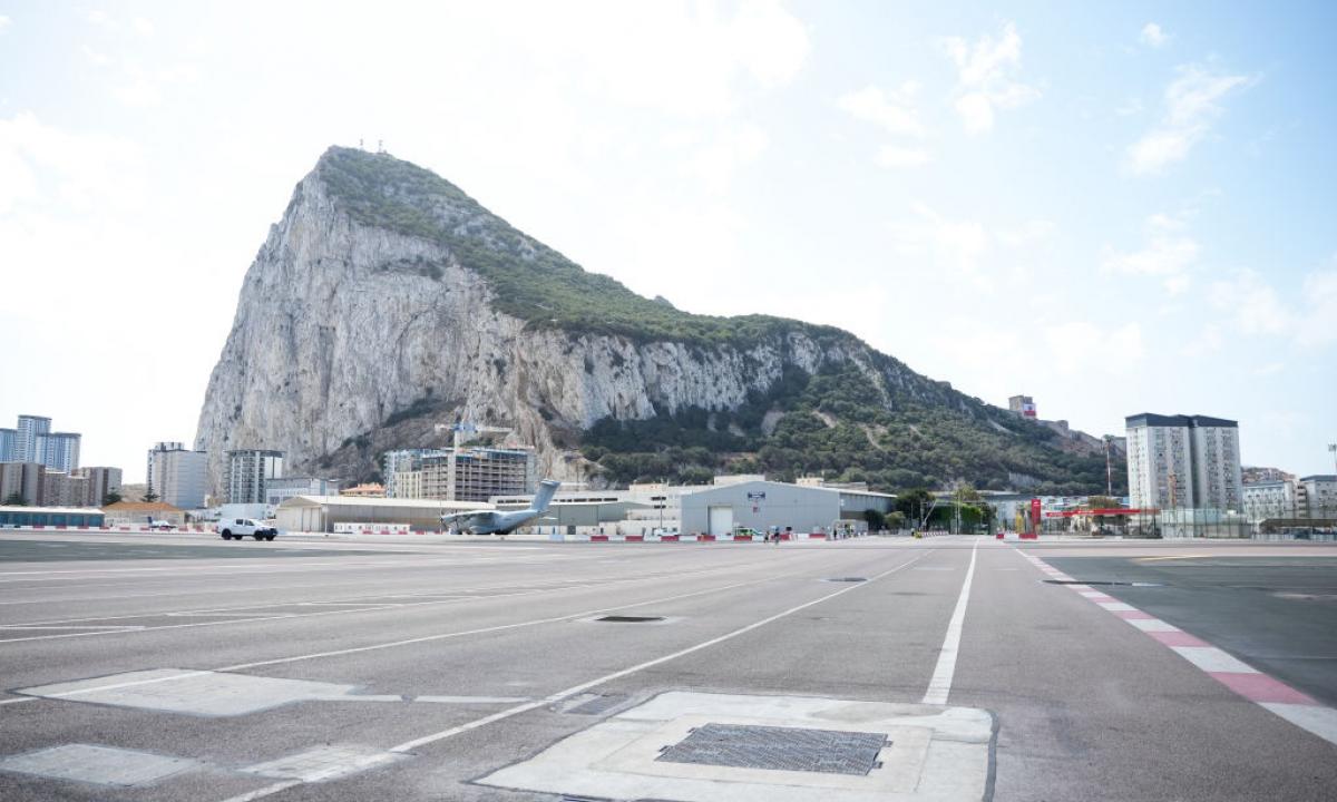 noticiaspuertosantacruz.com.ar - Imagen extraida de: https://www.huffingtonpost.es//global/reino-unido-topa-monumental-problema-espana-esta-obsesionada-aeropuerto-gibraltar.html