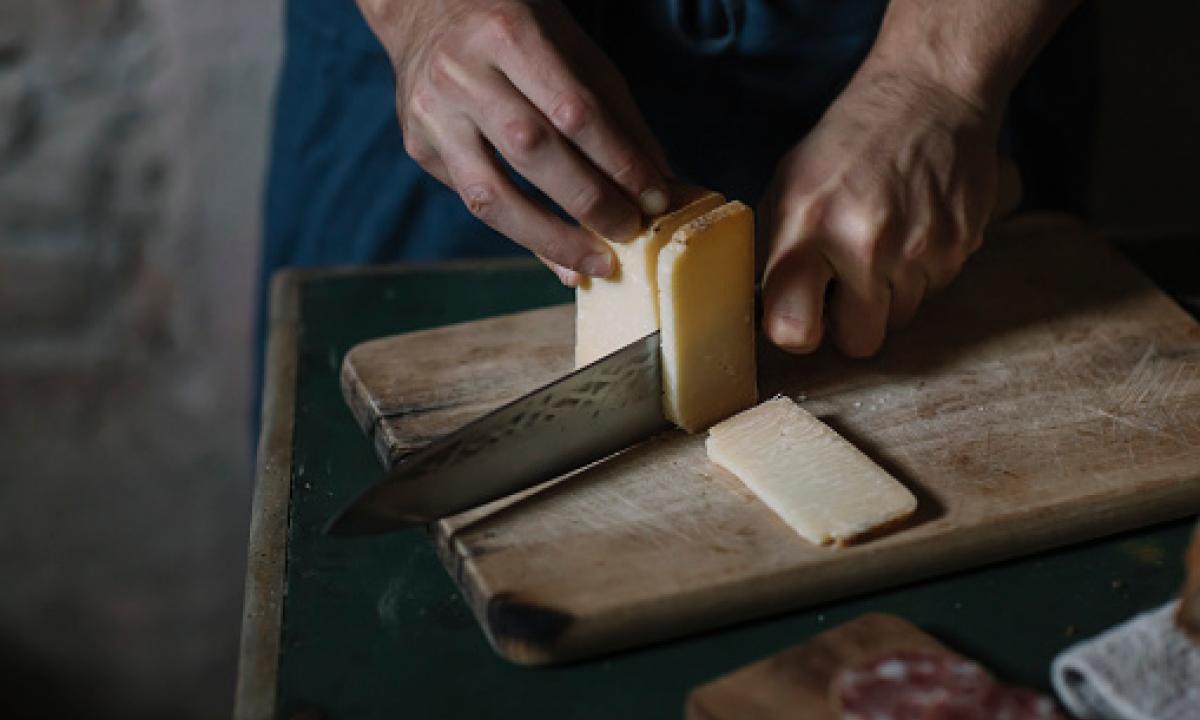 noticiaspuertosantacruz.com.ar - Imagen extraida de: https://www.huffingtonpost.es//sociedad/los-medicos-explicarse-caso-hombre-manos-queso-echaron-vistazo-dieta.html