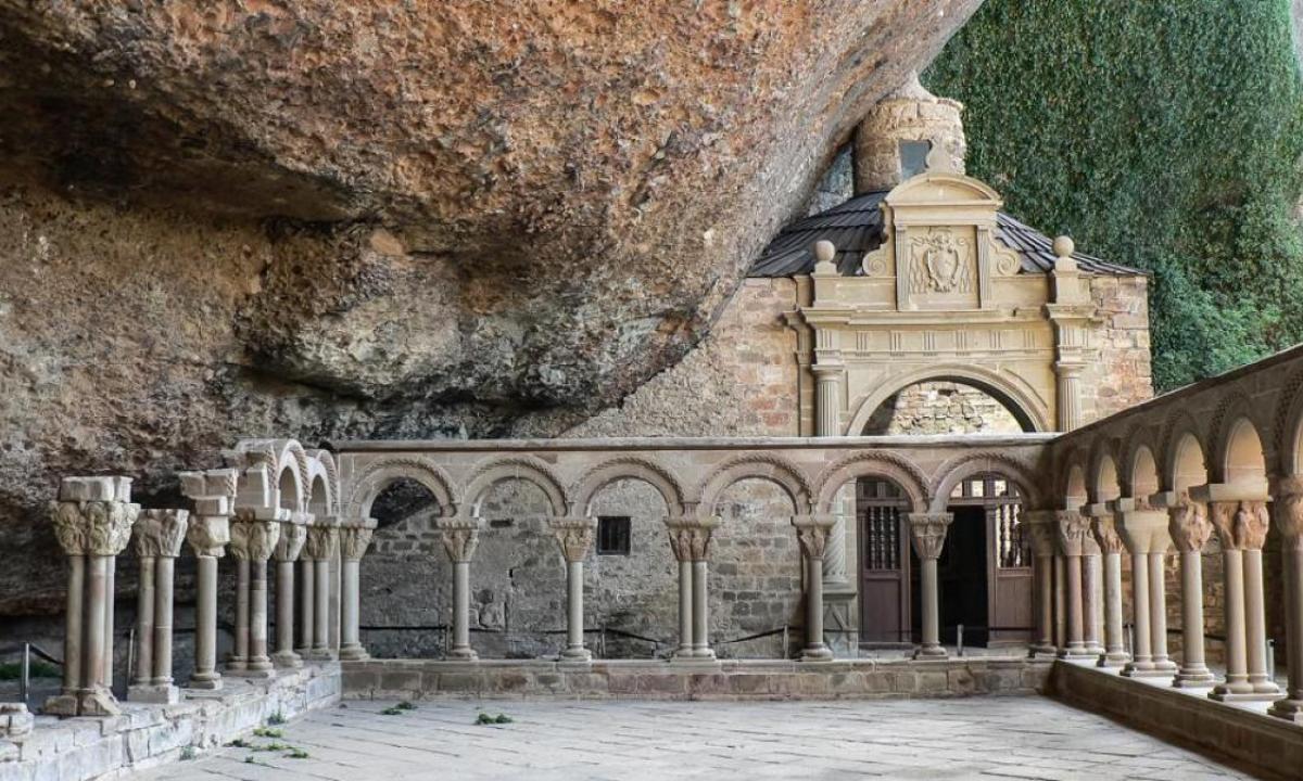 noticiaspuertosantacruz.com.ar - Imagen extraida de: https://www.huffingtonpost.es//sociedad/monasterio-san-juan-pena-enclave-rustico-encierra-misterios-cuna-reino-aragon-hpe1.html