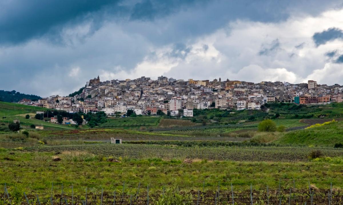 noticiaspuertosantacruz.com.ar - Imagen extraida de: https://www.huffingtonpost.es//sociedad/este-pueblo-quiso-revivir-poniendo-casas-1-euro-funciona-demasiado-lugarenos-planean-reconquista.html