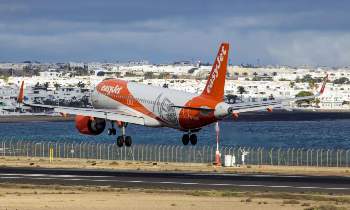 noticiaspuertosantacruz.com.ar - Imagen extraida de: https://www.huffingtonpost.es//sociedad/este-unico-aeropuerto-aviones-aterrizan-playa-hpe1.html