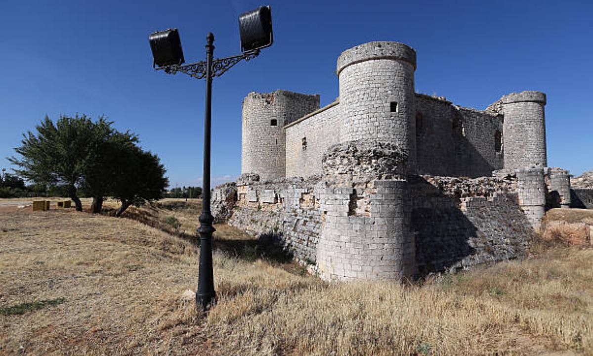 noticiaspuertosantacruz.com.ar - Imagen extraida de: https://www.huffingtonpost.es//sociedad/el-majestuoso-castillo-pueblo-guadalajara-construyo-lugar-equivocado.html