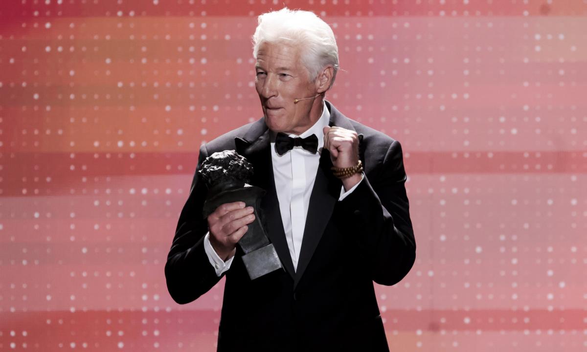 noticiaspuertosantacruz.com.ar - Imagen extraida de: https://www.huffingtonpost.es//virales/estupefaccion-absoluta-ocurrido-richard-gere-daba-discurso.html