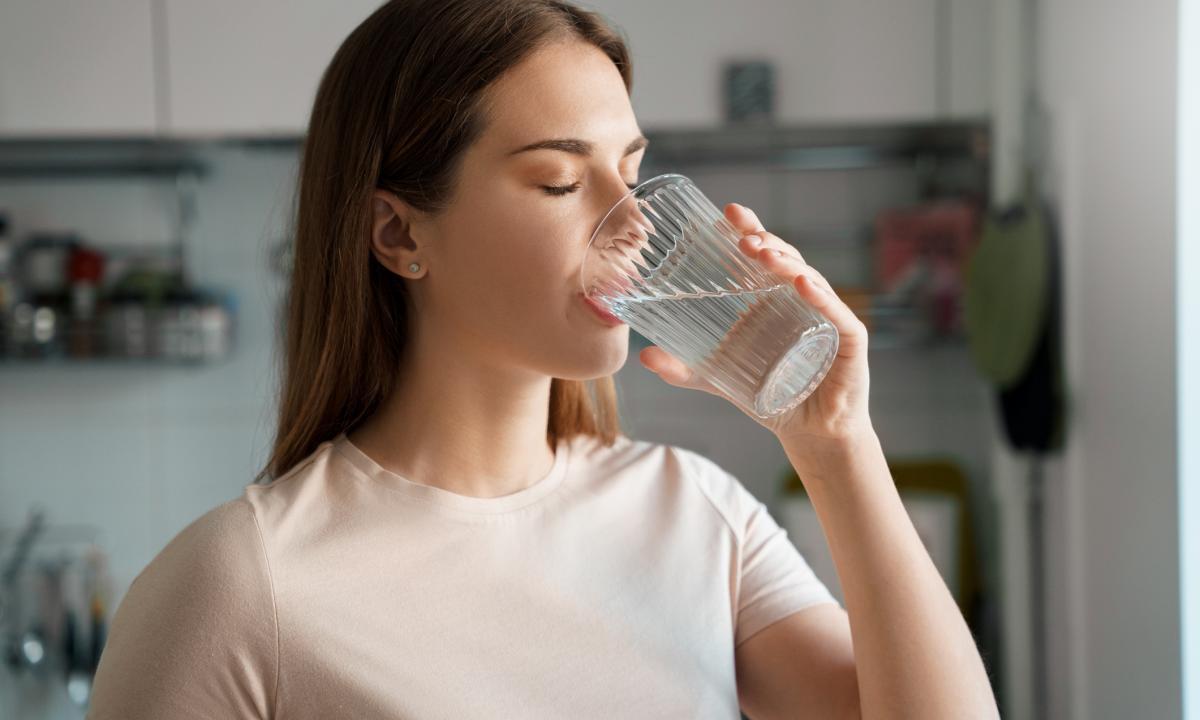 noticiaspuertosantacruz.com.ar - Imagen extraida de: https://www.huffingtonpost.es//life/salud/una-medica-jefa-echa-tierra-bebida-milagrosa-promovida-gurus-hace-agua-fria.html