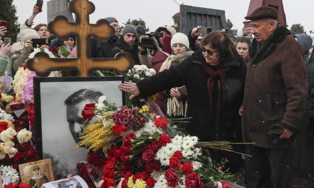 noticiaspuertosantacruz.com.ar - Imagen extraida de: https://www.huffingtonpost.es//global/los-rusos-desafian-miedo-rendir-homenaje-navalni-primer-aniversario-muertebr.html