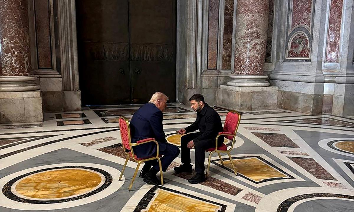 volodimir-zelenski-y-donald-trump-conversando-en-san-pedro-del-vaticano-el-dia-del-entierro-del-papa-francisco-el-26-de-abril-de-2025 Por qué una paz en Ucrania que beneficie a Putin acabará desestabilizando al mundo entero