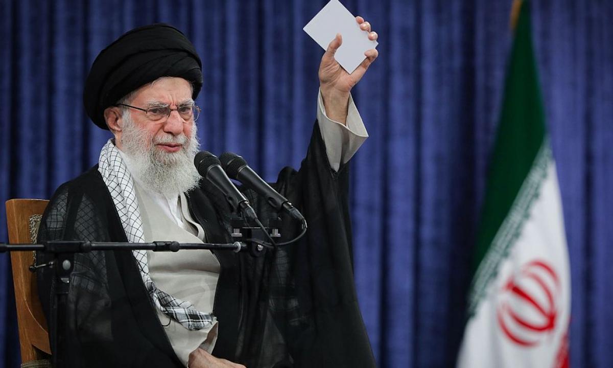 https://img.huffingtonpost.es/files/image_1200_720/uploads/2025/06/04/el-lider-supremo-irani-el-ayatola-ali-jamenei-en-la-ceremonia-en-conmemoracion-del-primer-aniversario-de-la-muerte-del-expresidente-ebrahim-raisi-el-20-de-mayo-de-2025-en-teheran.jpeg