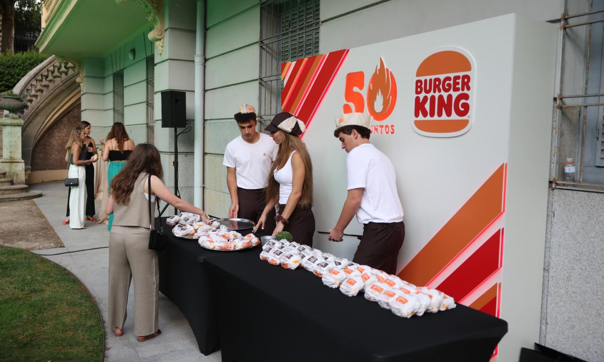 Los invitados a la fiesta también celebraron el 50º aniversario de Burger King degustando sus hamburguesas.