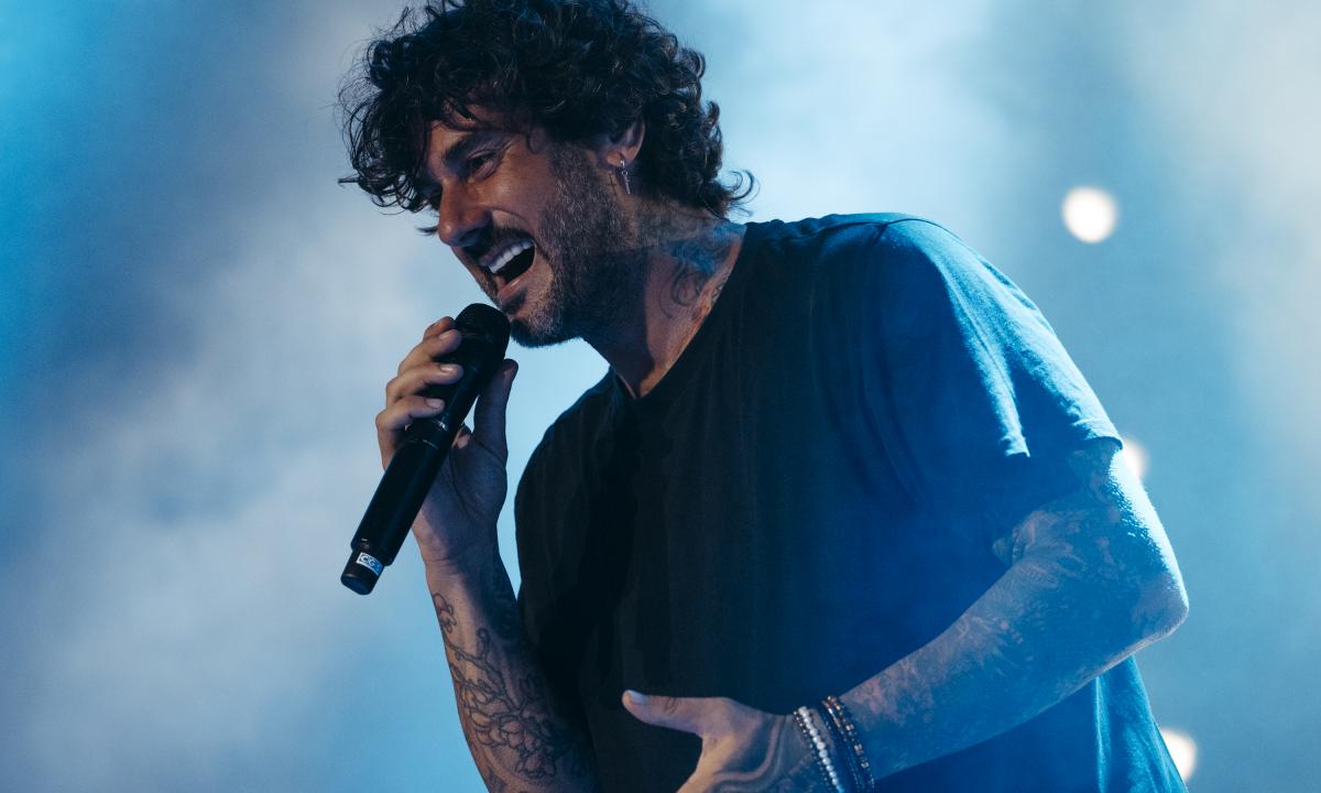Tiran una bandera de España a Melendi en pleno concierto y lo que hace con  ella provoca multitud de opiniones