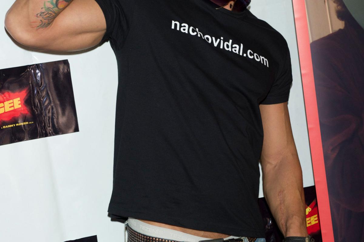 Nacho Vidal desata todo un debate al grabar un vídeo porno en el cementerio  de su pueblo