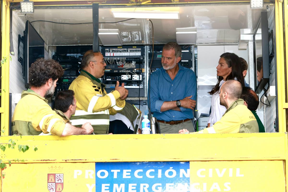 Una experta en protocolo ve esta foto de Felipe y Letizia en los incendios y le pone un pero
