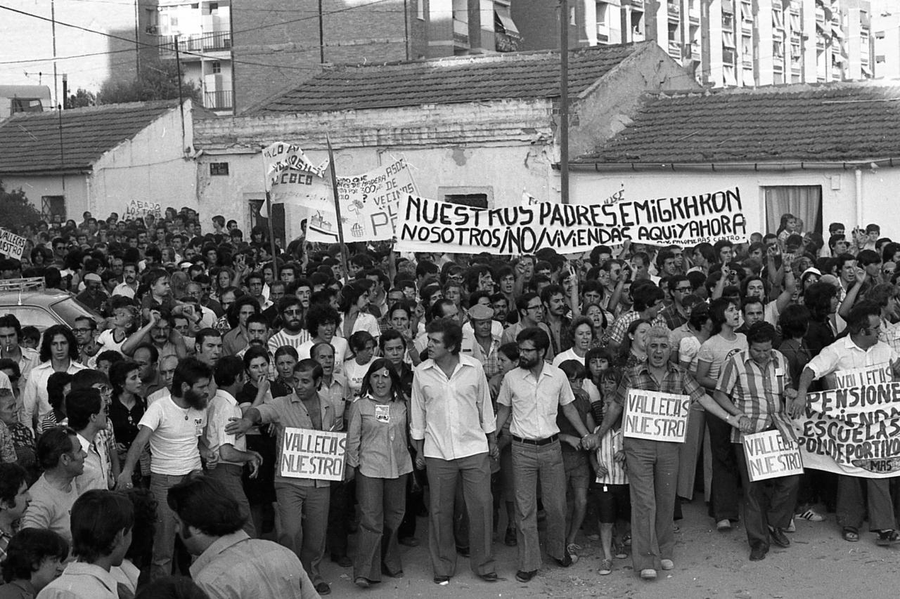 En 1976 varios dirigentes vecinales encabezan una histórica manifestación por la vivienda. "Nuestros padres emigraron, nosotros no. Viviendas aquí y ahora". 