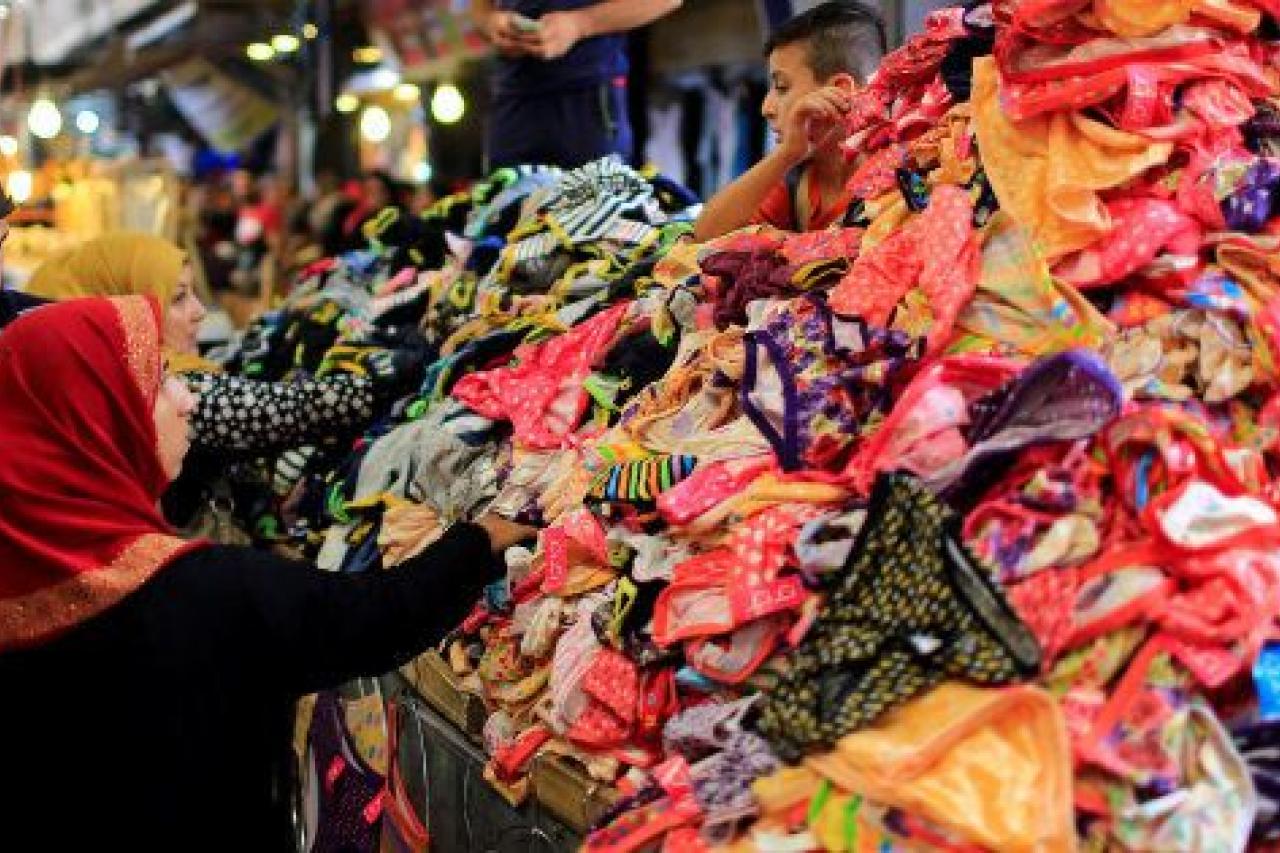 Un grupo de vecinos de Mosul hacen compras de cara a la Fiesta del Cordero, en el zoco de la ciudad.