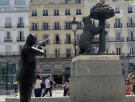 La historia de la escultura del rey Juan Carlos I apuntando con un rifle al Oso y el Madroño