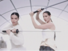 Rosalía y Björk "luchan" gracias a la IA en el videoclip de 'Oral'