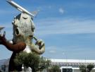 El aeropuerto 'fantasma' de España en el que te recibe un gigantesco hombre avión