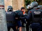 Trece detenidos, cargas policiales y una veintena de carreteras cortadas en las protestas por el 21-D en Barcelona