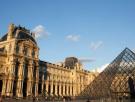 Estos dos edificios están haciendo guarrerías y al Louvre no le gusta