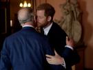 El príncipe Harry llega a Londres para estar junto a padre tras su diagnóstico de cáncer