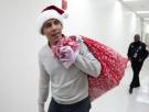 Obama entrega regalos a niños enfermos vestido con gorro y saco de Papa Noel