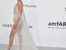 Bella Hadid triunfa en la gala amfAR con un vestido transparente