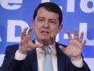 Mañueco, el primer líder del PP en condenar expresamente la agresión a Pedro Sánchez