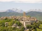 El pueblo de Aragón que arrasa entre fans del medievo con su castillo impotente y templo impresionante