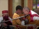 El Dalái Lama se disculpa tras pedir a un niño que "chupe su lengua"