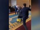 Un ruso arrebata una bandera ucraniana y provoca una refriega en una cumbre internacional