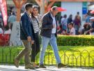 Letizia se fija en este llamativo libro de una caseta feminista y LGTBI en la Feria del Libro