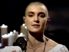 El día que Sinéad O'Connor rompió una foto del Papa y dejó muda a la televisión