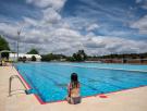 Esta es la piscina municipal más barata de Sevilla: césped infinito, chiringuito y casi nada de gente