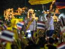 El Rey de Tailandia sorprende a sus ciudadanos con una rebaja de condena