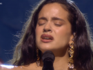 'Se nos rompió el amor': la actuación con mensaje de Rosalía en los Latin Grammy
