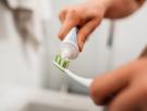 ¿Cepillo de dientes eléctrico o manual? Un experto odontólogo revuelve la duda