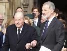 Felipe VI y el rey Juan Carlos escenifican su acercamiento agarrados del brazo en Windsor