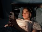 La preocupante radiografía del sueño de los jóvenes españoles: del 'jet lag' social al móvil como compañero de cama